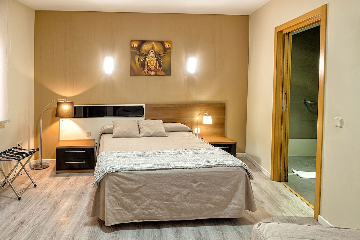 Yksilöllisesti sisustettu, työpöytä, pimennysverhot, silitysrauta/-lauta