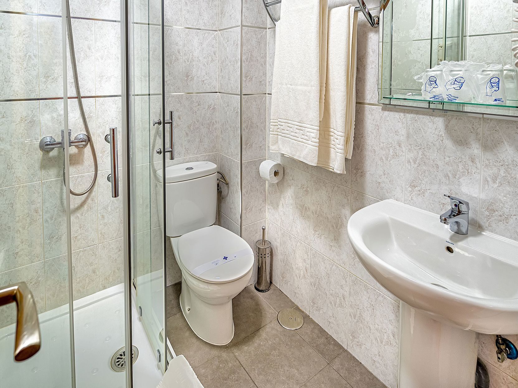 Kylpyhuone | Ilmaiset hygieniatuotteet, hiustenkuivaaja, pyyhkeet