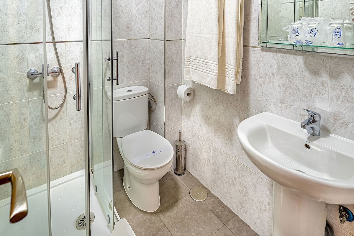 Kylpyhuone | Ilmaiset hygieniatuotteet, hiustenkuivaaja, pyyhkeet