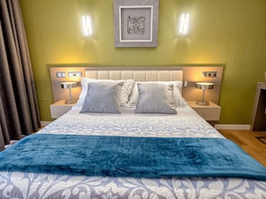 Junior Suite | 1 bedroom, individually decorated, desk, blackout drapes