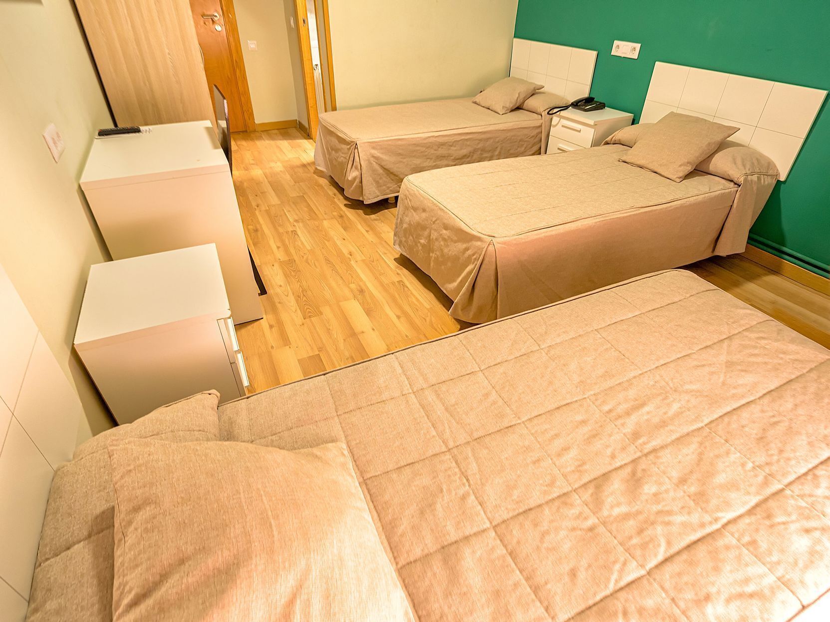 Yksilöllisesti sisustettu, työpöytä, pimennysverhot, silitysrauta/-lauta