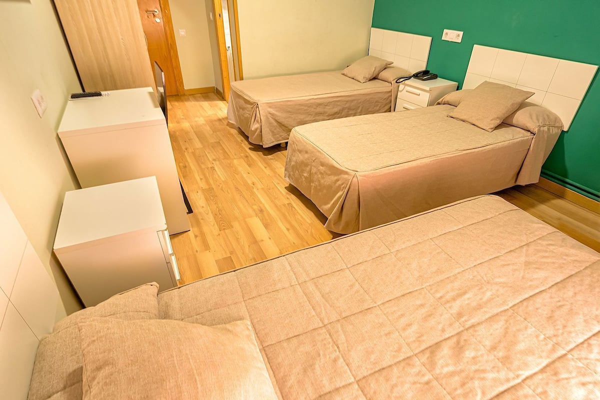 Yksilöllisesti sisustettu, työpöytä, pimennysverhot, silitysrauta/-lauta