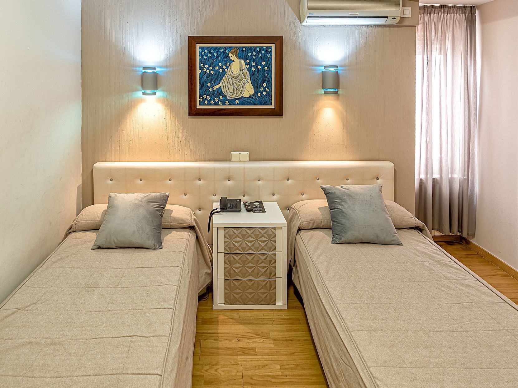 Yksilöllisesti sisustettu, työpöytä, pimennysverhot, silitysrauta/-lauta