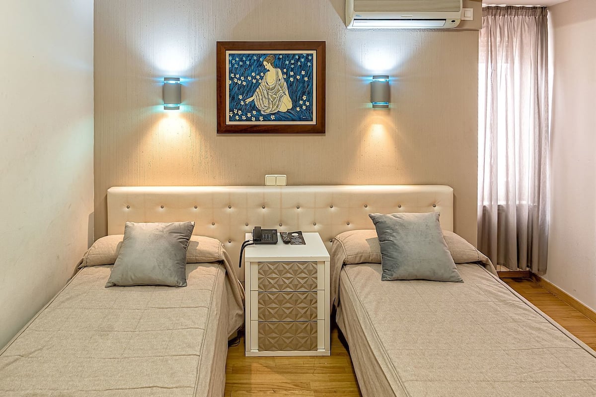 Yksilöllisesti sisustettu, työpöytä, pimennysverhot, silitysrauta/-lauta