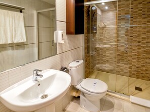 Standard Double Room (2 Single Beds) | Bathroom | Free toiletries, hair dryer, towels - Hostal Real Aranjuez (Aranjuez)