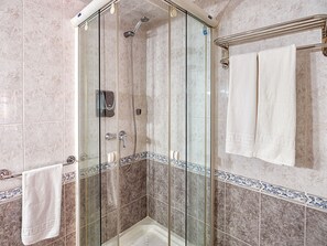Familie vierpersoonskamer | Badkamer | Gratis toiletartikelen, een haardroger, handdoeken