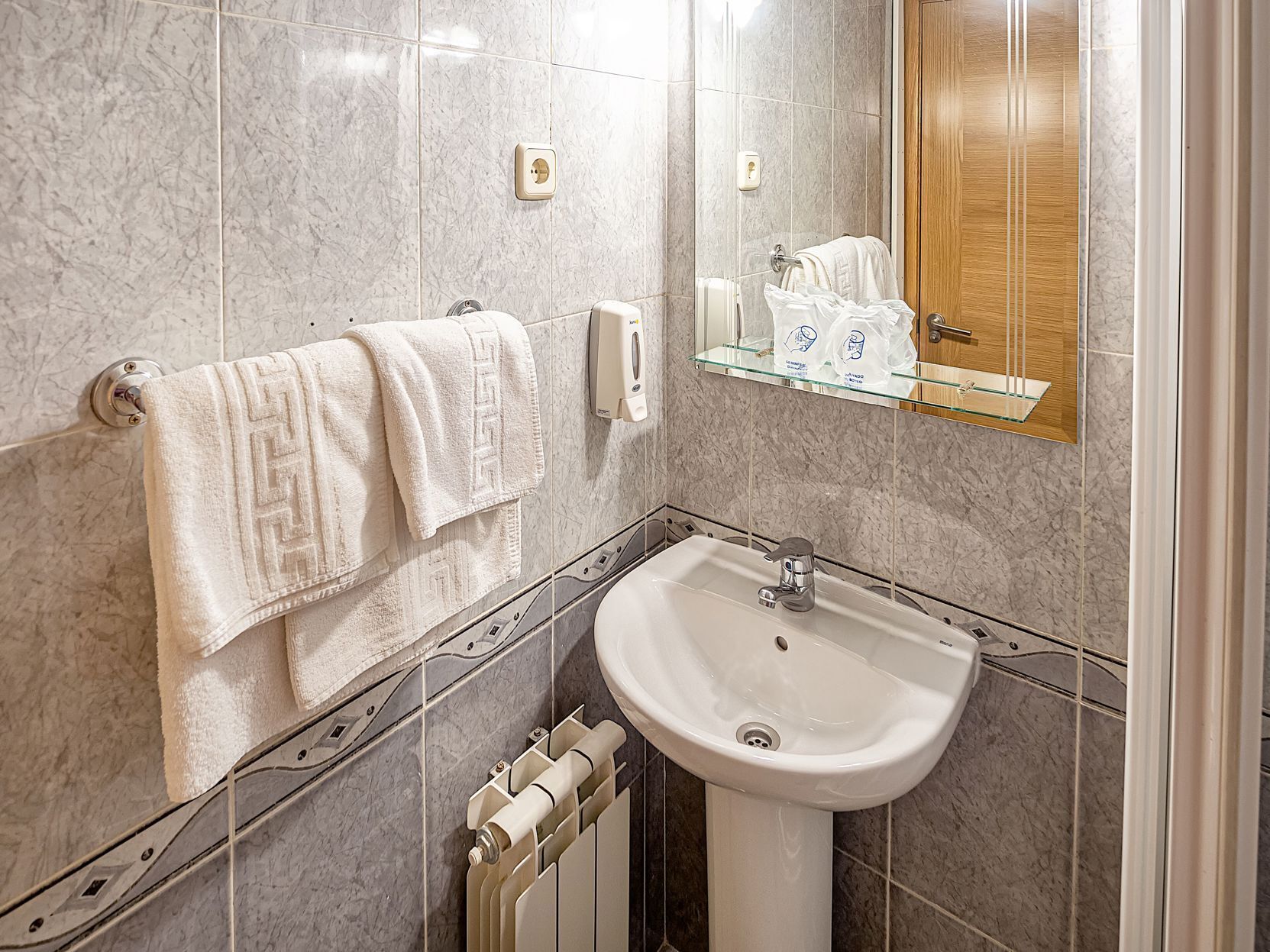 Kylpyhuone | Ilmaiset hygieniatuotteet, hiustenkuivaaja, pyyhkeet