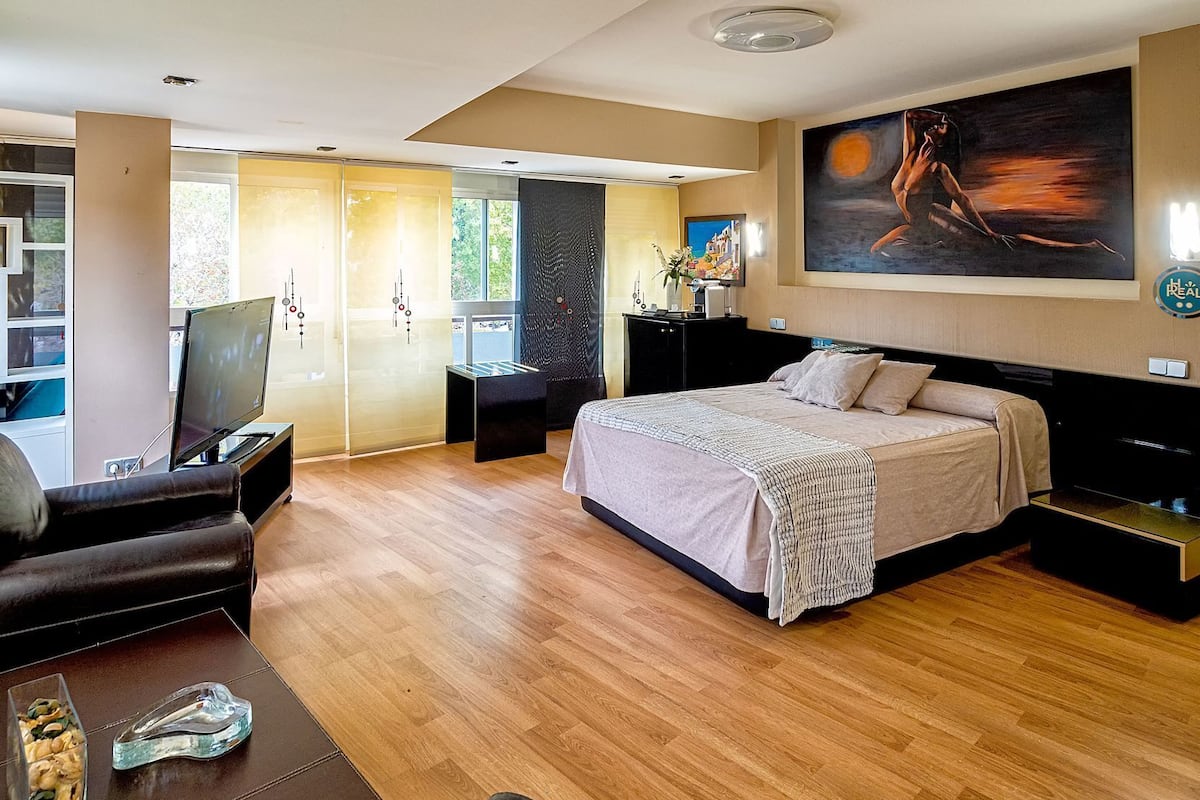 Yksilöllisesti sisustettu, työpöytä, pimennysverhot, silitysrauta/-lauta