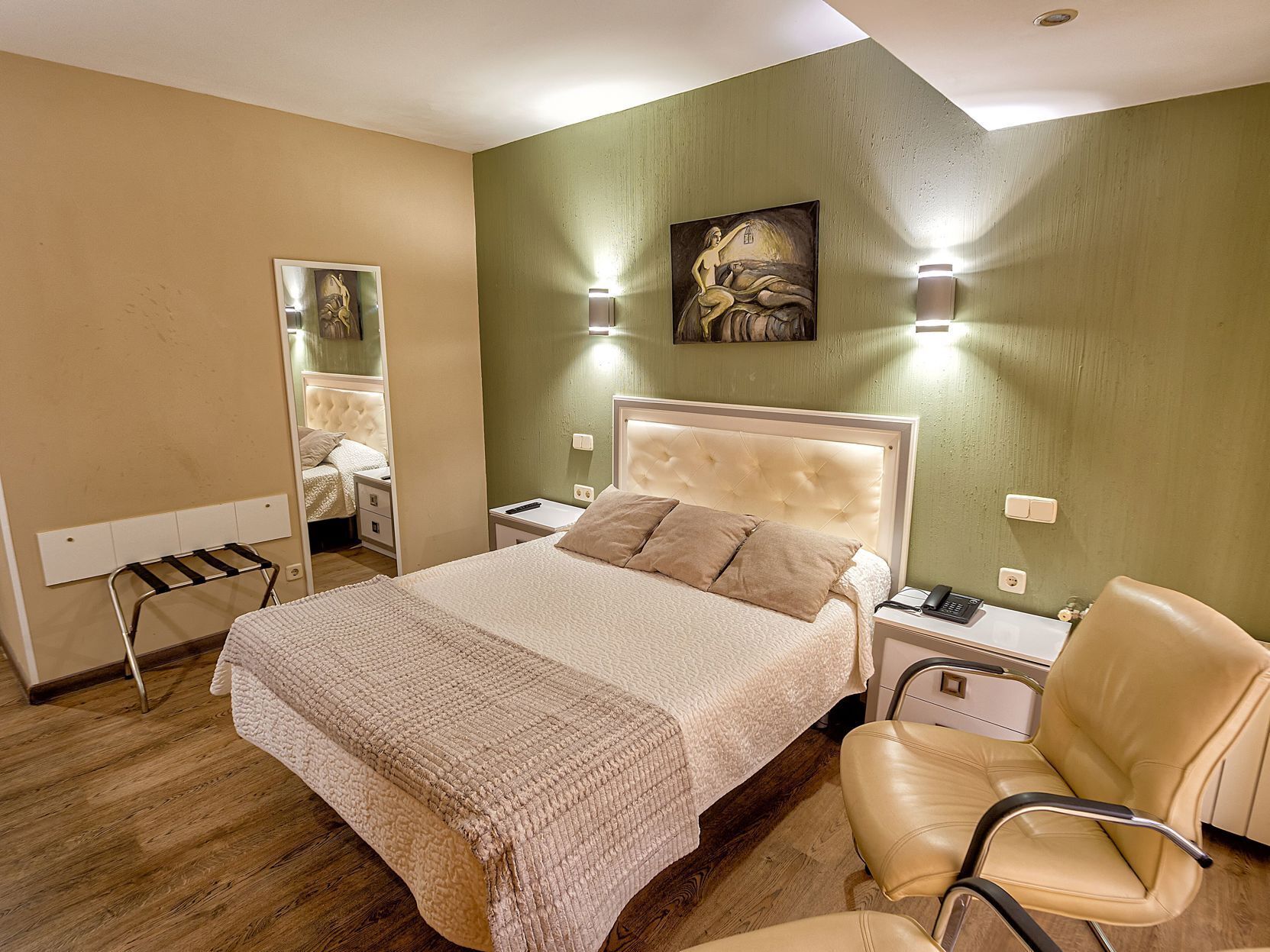 Yksilöllisesti sisustettu, työpöytä, pimennysverhot, silitysrauta/-lauta