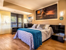 Premium Double Room | Individually decorated, desk, blackout drapes, iron/ironing board
