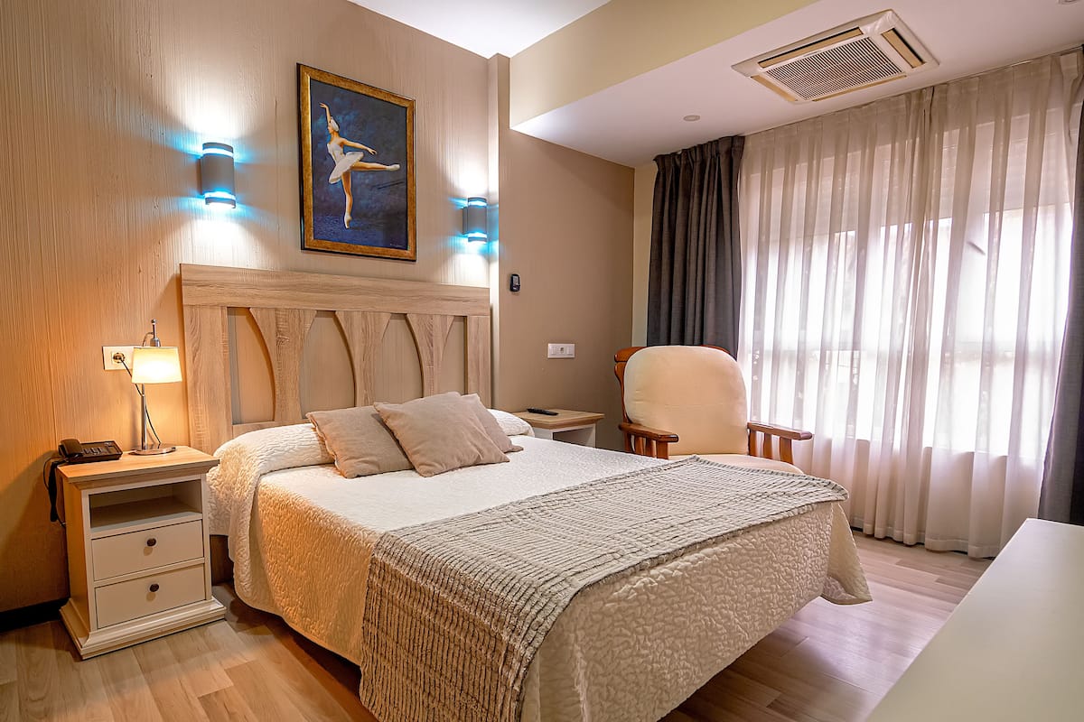 Quarto casal standard | 1 quarto, individualmente decorados, escrivaninha, cortinas blackout