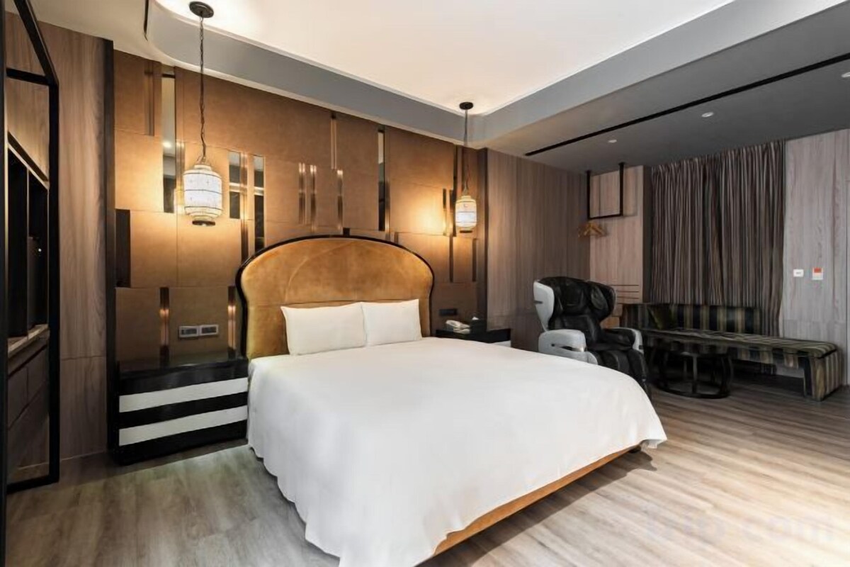 Premium bedding, desk, blackout drapes, soundproofing