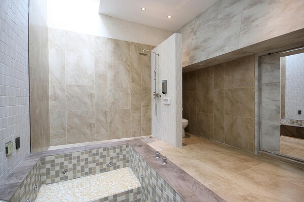 A modern bathroom with a walk-in shower, a freestanding bathtub, and a toilet. - Region Motel (Lukang)