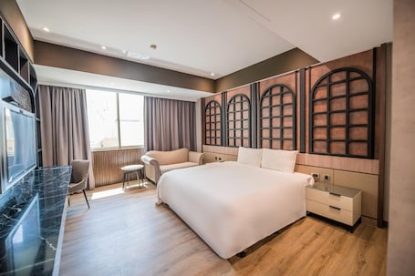 Premium bedding, desk, blackout drapes, soundproofing