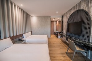 Premium bedding, desk, blackout drapes, soundproofing - Region Motel (Lukang)