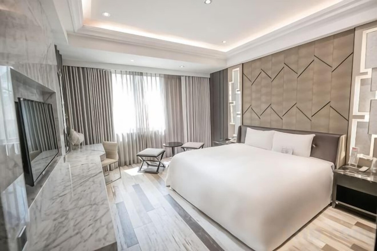 Premium bedding, desk, blackout drapes, soundproofing