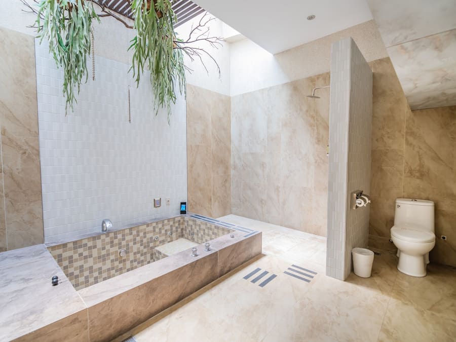 Suite Deluxe | Salle de bain | Articles de toilette (gratuits), séchoir à cheveux, pantoufles