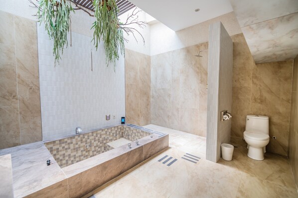 Deluxe suite | Badkamer | Gratis toiletartikelen, een haardroger, pantoffels, handdoeken