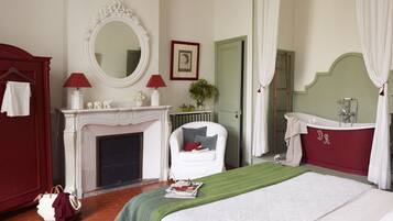 Premium bedding, desk, free cots/infant beds, free WiFi