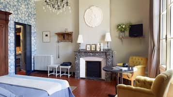 Premium bedding, desk, free cots/infant beds, free WiFi