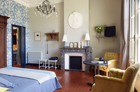 Premium bedding, desk, free cribs/infant beds, free WiFi
