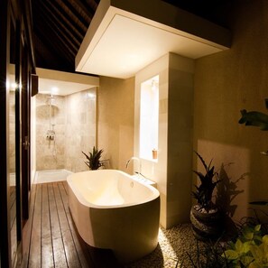 Villa, 1 Bedroom, Private Pool, Pool View (Soka) | Deep-soaking bathtub - Villa Puspa (Tabanan)