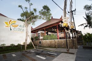 Um edifício com uma placa que diz "Villa Puspa Kedung".