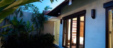 Villa, 2 Bedrooms, Private Pool, Pool View (Jepun) | Bar mini, peti besi dalam bilik, meja, seterika/papan seterika 