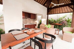 Villa, 2 camere da letto, piscina privata, vista piscina (Sandat) | Minibar, una cassaforte in camera, una scrivania, ferro/asse da stiro