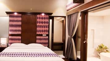 Minibar, caja de seguridad en la habitación y escritorio