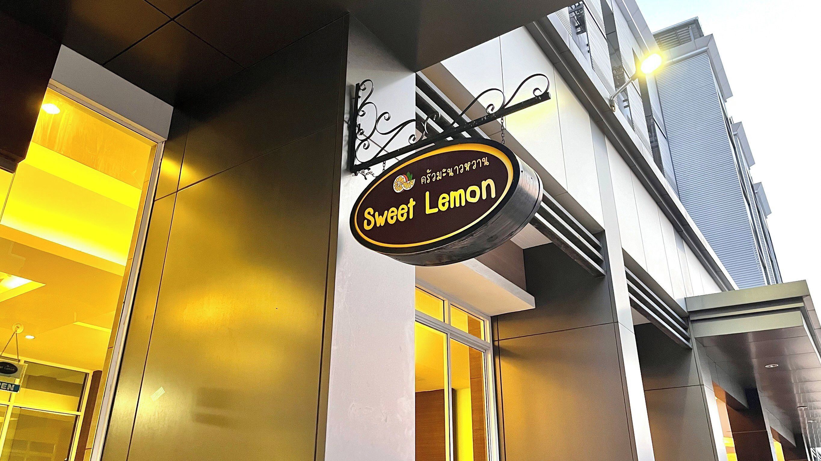 Un edificio con un letrero que dice 'Sweet Lemon'.
