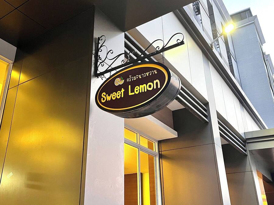 Un edificio con un letrero que dice 'Sweet Lemon'.