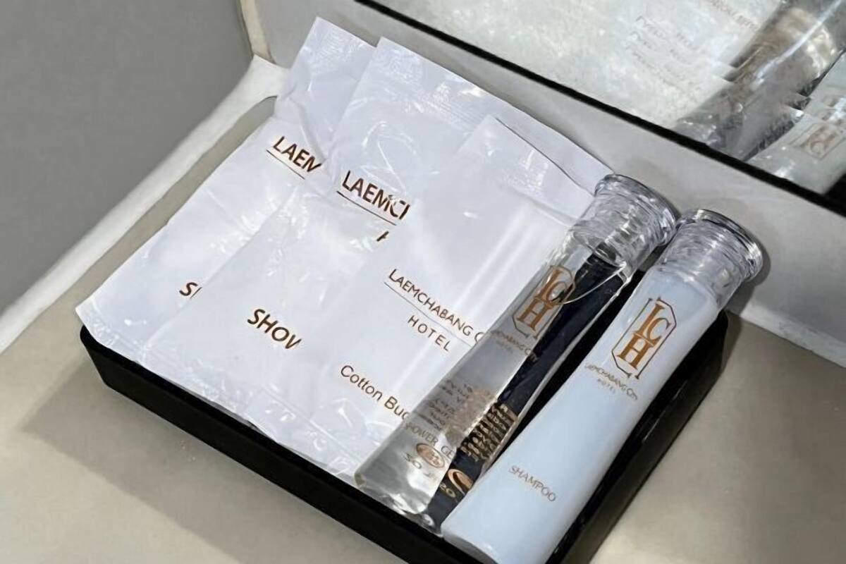 Chuveiro, produtos de toalete grátis, secador de cabelo