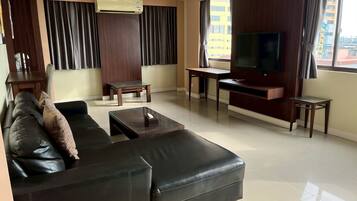 Premier Room | Desk, laptop workspace, blackout drapes, free WiFi