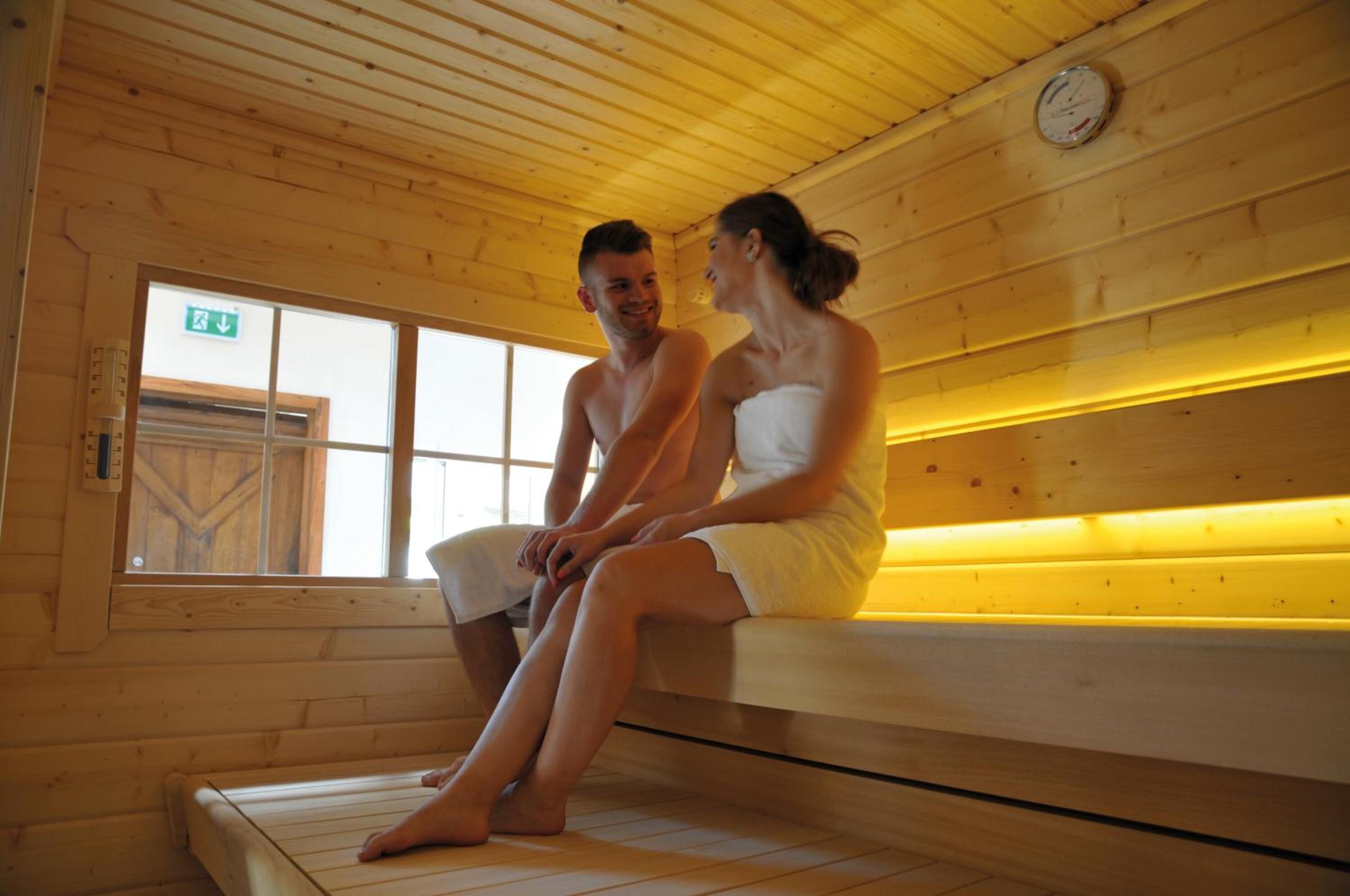 Un sauna, tratamientos corporales, masajes con piedras calientes