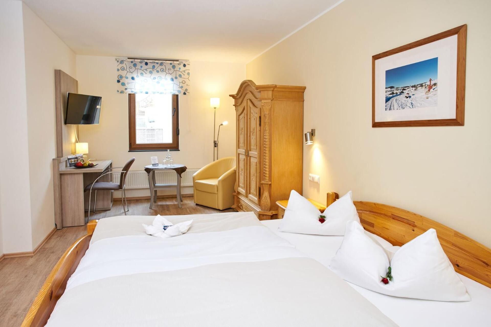 Zimmersafe, Schreibtisch, schallisolierte Zimmer, Babybetten