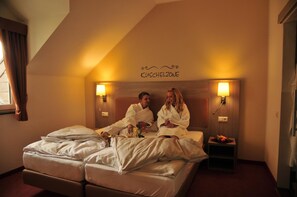 Caja fuerte, escritorio, sistema de insonorización y cunas (de pago)