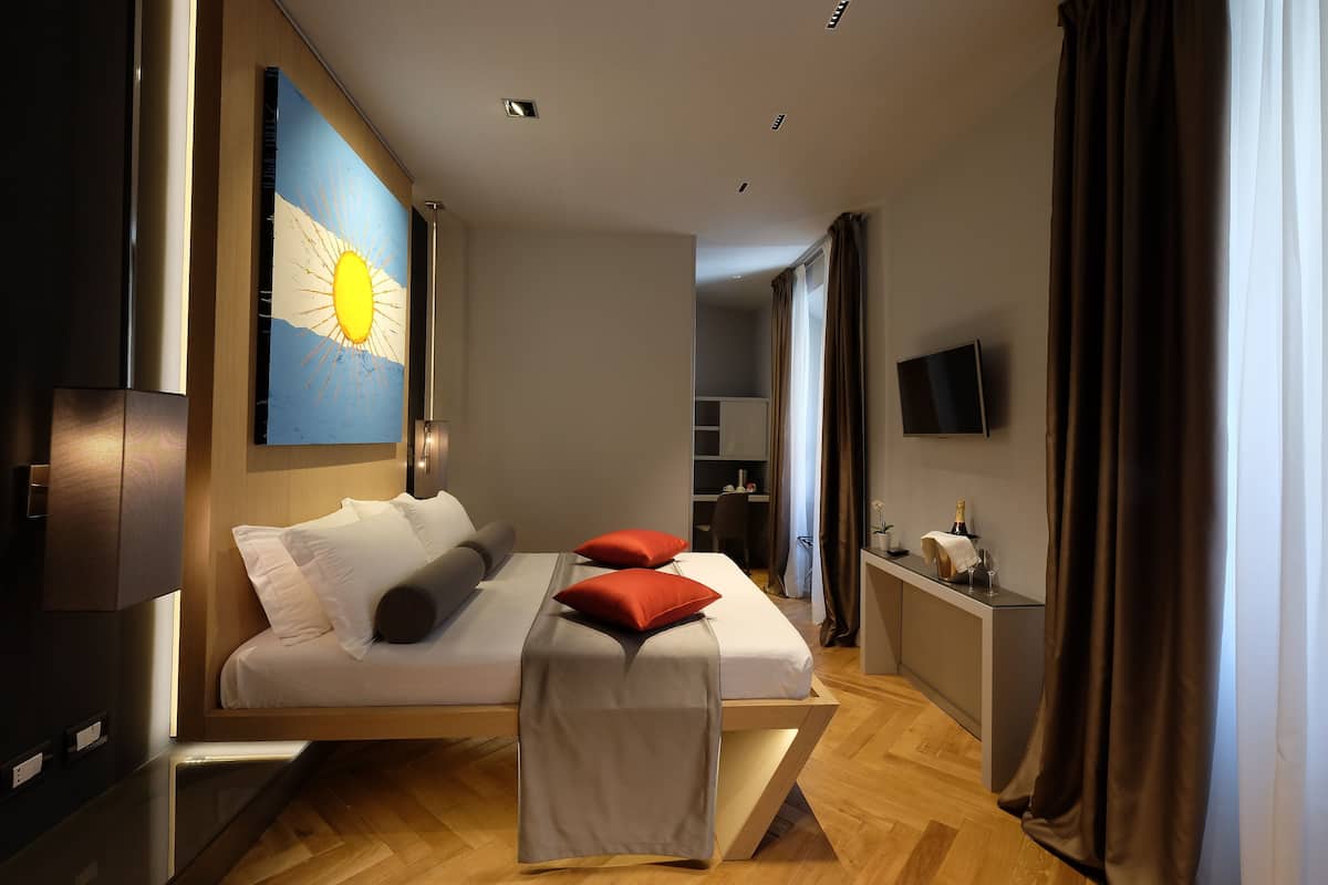 Standard Triple Room, 1 Bedroom, Private Bathroom, City View | Minibar, in-room safe, desk, soundproofing