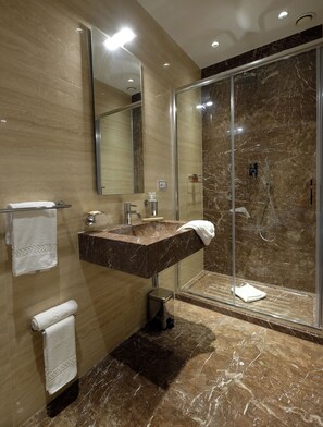 Shower, free toiletries, hair dryer, slippers - Navona Rooms (Rome)