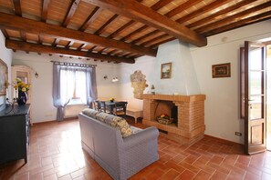 Apartamento, 2 quartos | Área de estar | TV de tela plana