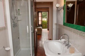 Appartement, 1 slaapkamer | Badkamer | Een haardroger, een bidet, handdoeken