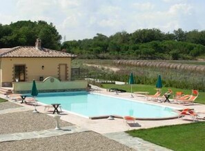 Piscine extérieure, chaises longues