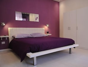 Tremannsrom, bakgårdsutsikt | Sengetøy av topp kvalitet, individuelt dekorert og skrivebord