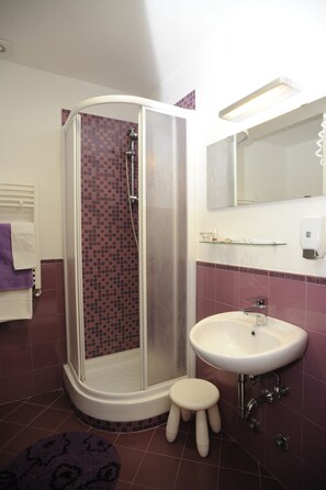 Triple Room, Courtyard View | Bathroom | Shower, free toiletries, hair dryer, bidet