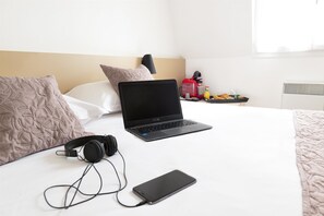 Classic Double Room, 1 Double Bed | Desk, soundproofing, iron/ironing board, free WiFi - Hôtel Le Saint Germain (Aulnay-sous-Bois)