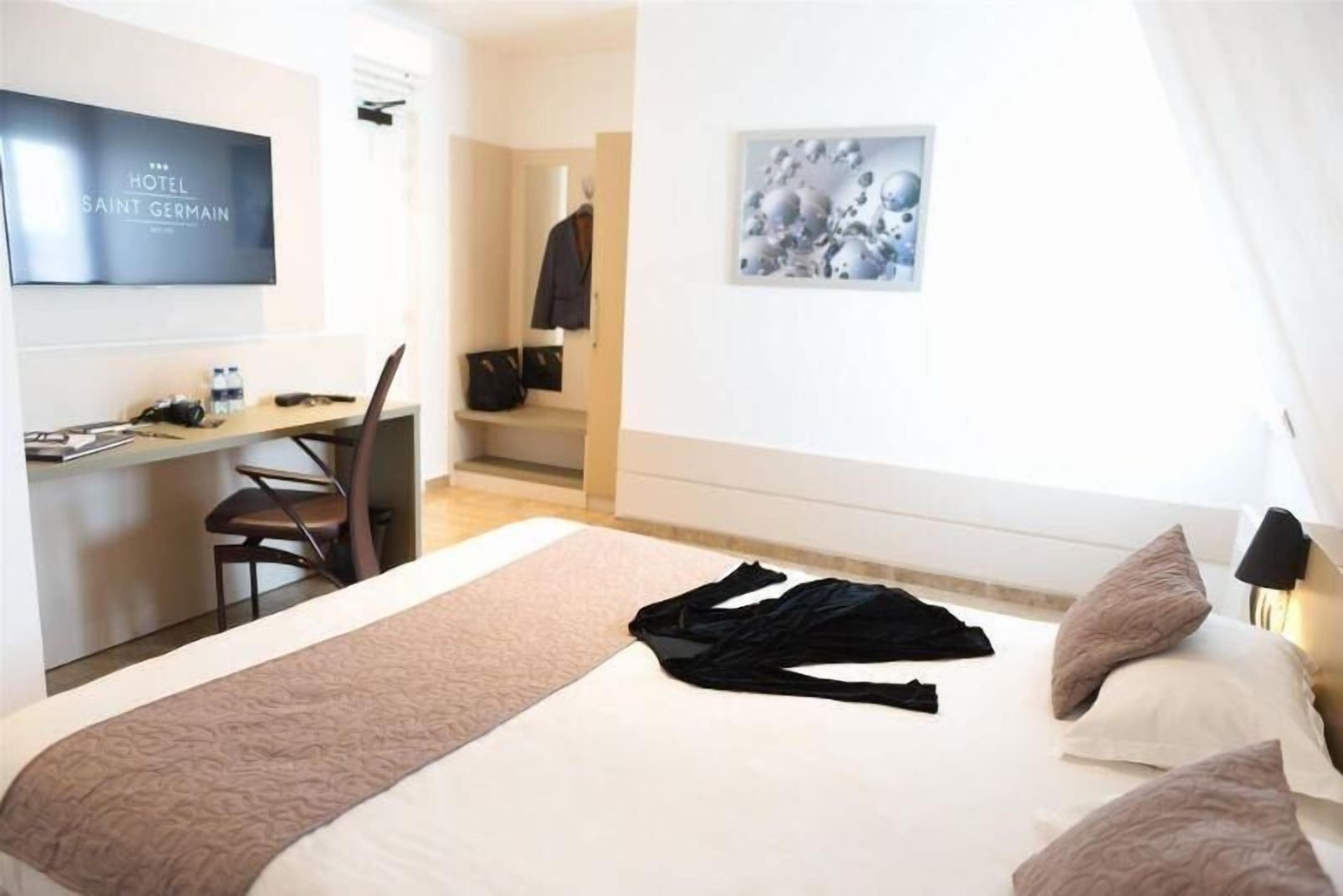 Superior Double Room | Desk, soundproofing, iron/ironing board, free WiFi