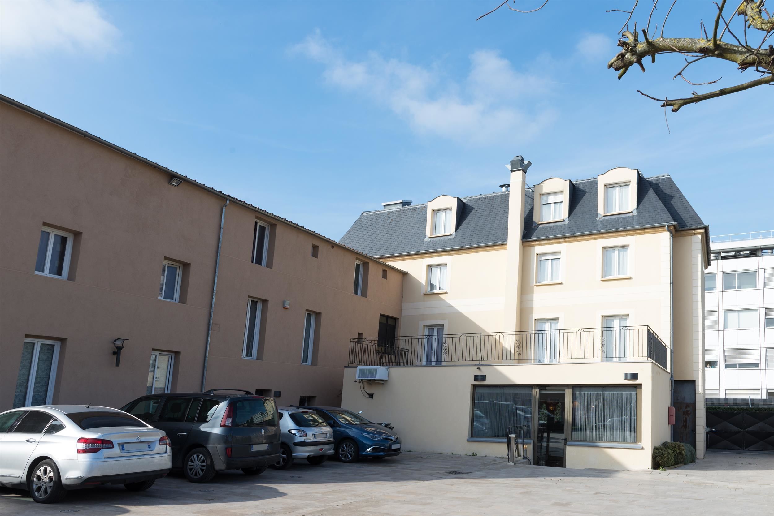 self-parking (surcharge) 10 per day