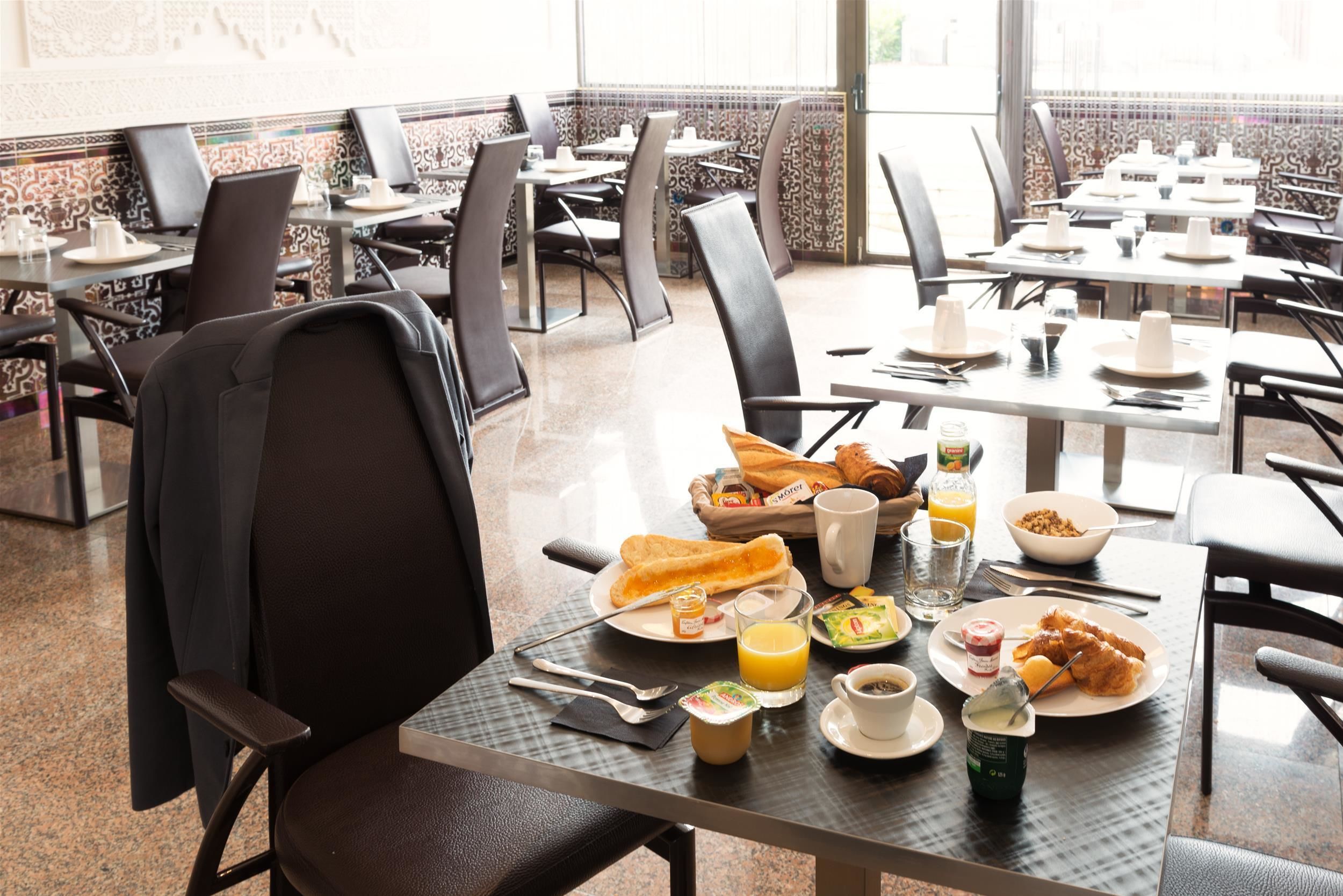 Daily cooked-to-order breakfast (EUR 12 per person)
