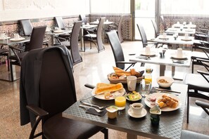 Daily cooked-to-order breakfast for a fee