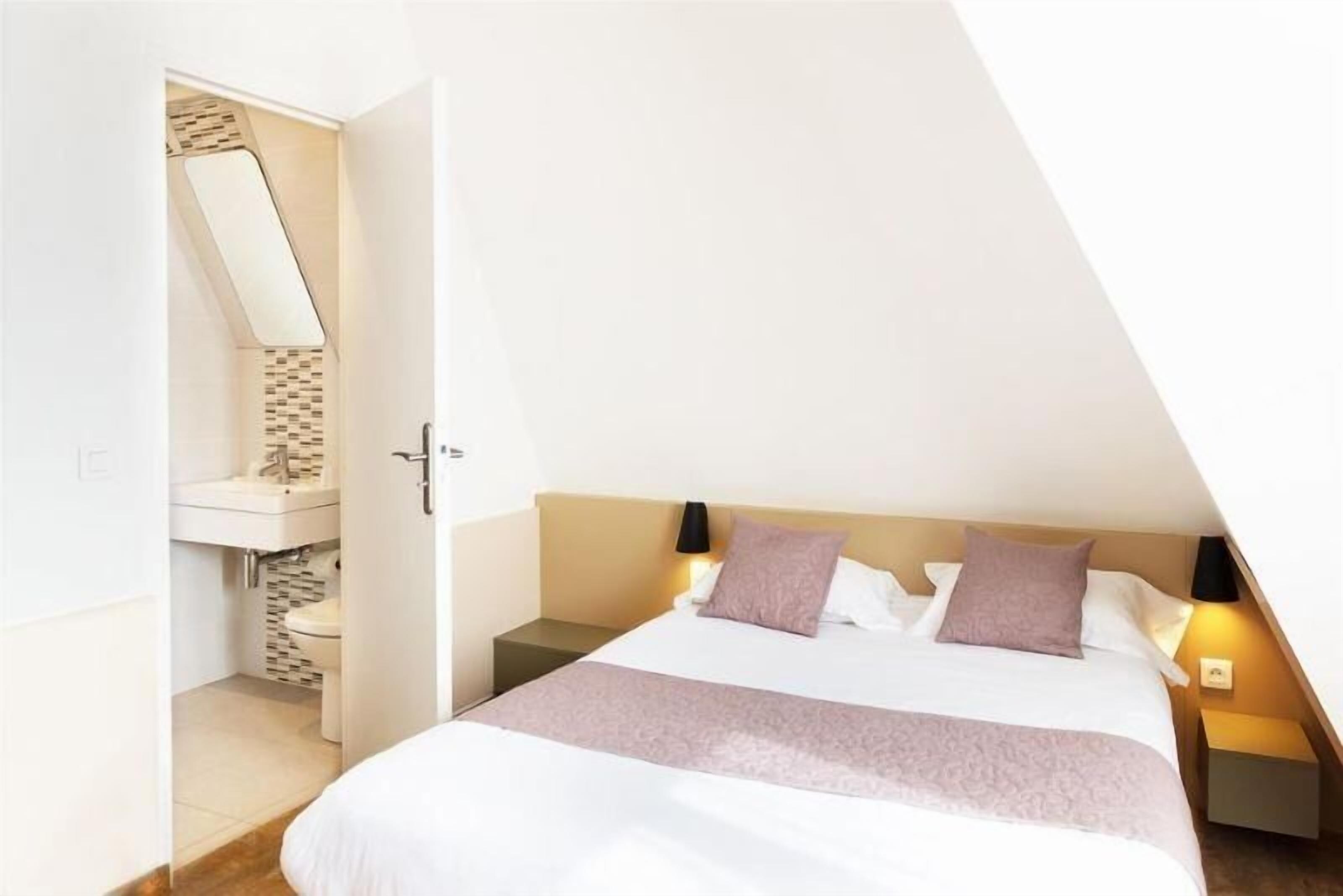 classic double room, 1 double bed | desk, soundproofing, iron/ironing board, free wifi